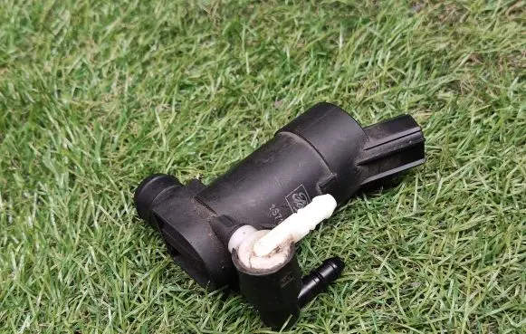 Ford Mondeo MK IV Windscreen/windshield washer pump 1S7117K624FE