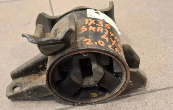 Gearbox mounting bracket