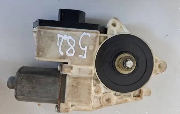 BMW X3 E83 Rear door window regulator motor E840311306