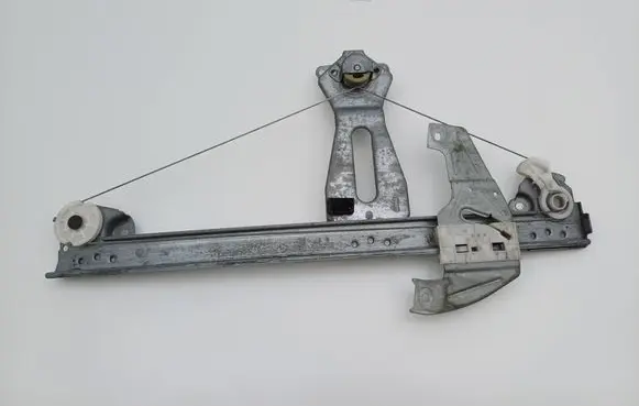 Peugeot 107 Front door manual window regulator 118670