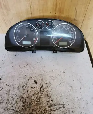 Volkswagen PASSAT B5.5 Speedometer (instrument cluster) 88311245