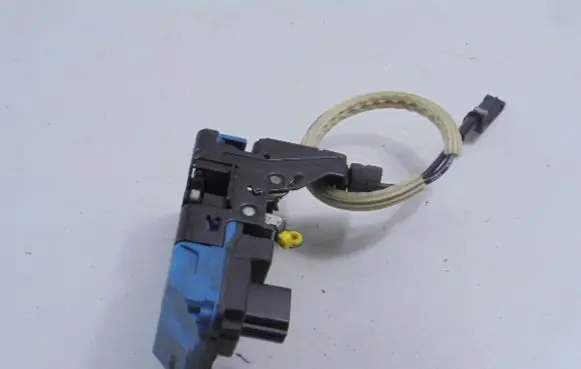 Volvo S60 Front door lock 8650546