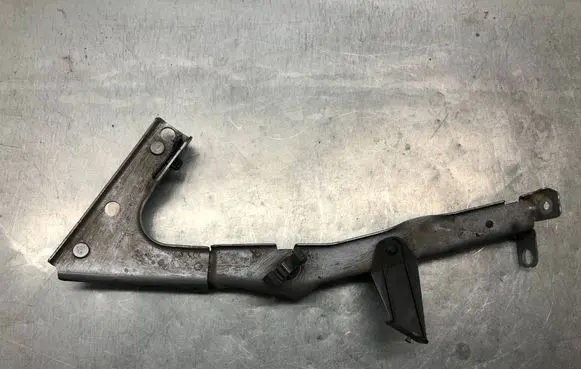 Audi A5 8T 8F Fender mounting bracket 8T0821135G