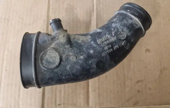 Volkswagen PASSAT B3 Air intake duct part 051133373B