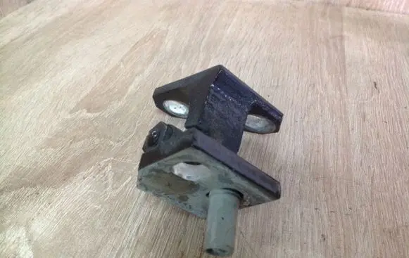Volkswagen Golf V Front door upper hinge 1K0831401K