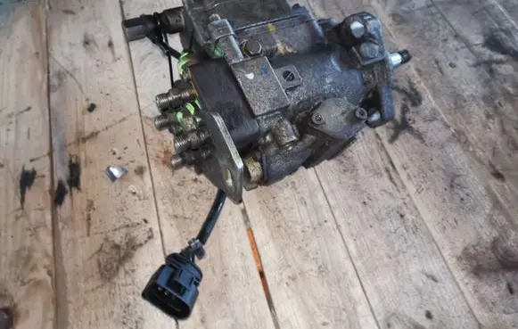 Audi A4 S4 B5 8D Fuel injection high pressure pump 028130109H