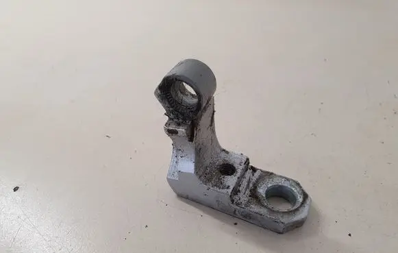 Volkswagen Touran I Front door upper hinge