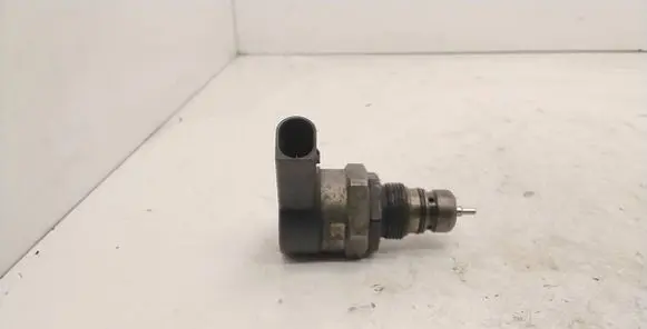BMW 5 E60 E61 Fuel pressure regulator 0281002481 12556334 030505