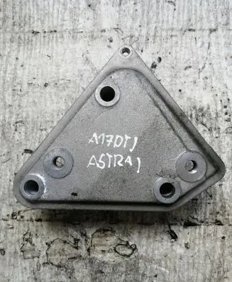 Opel Astra J Engine mounting bracket