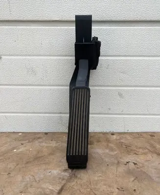 Mercedes-Benz E W211 Accelerator throttle pedal A2113000404