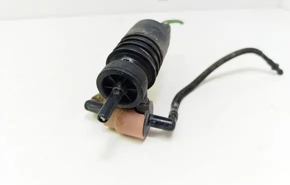 Volkswagen Golf IV Windscreen/windshield washer pump