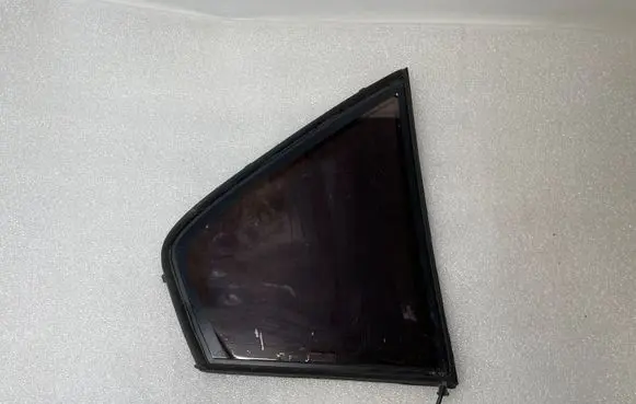 BMW 7 E38 Rear vent window glass 8168121 8157177 8168125
