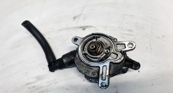 Volvo V70 Vacuum pump 08658230