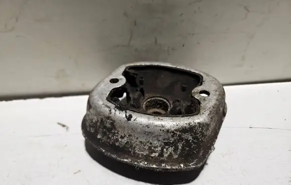 Engine mount bracket