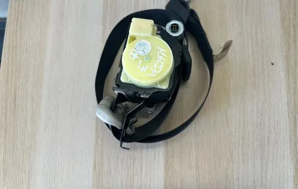 Mazda 3 II Rear seatbelt