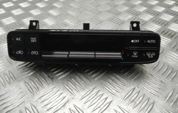Toyota Auris E180 Climate control unit 5590002C90 Y1086