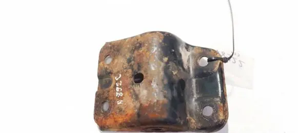 Nissan Primera Engine mounting bracket
