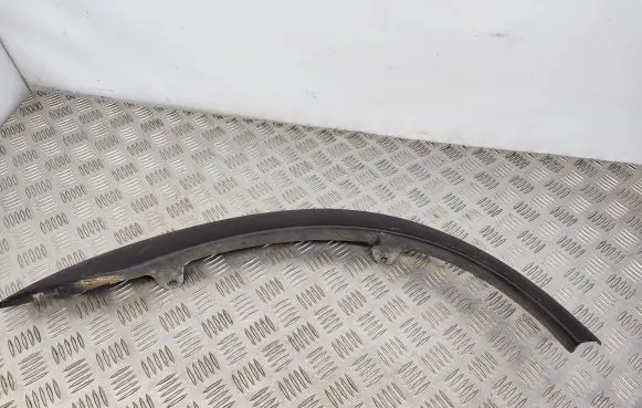 Rear fender molding trim
