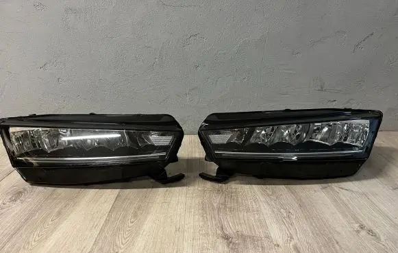 Skoda Octavia Mk4 Headlight/headlamp 5E4941015