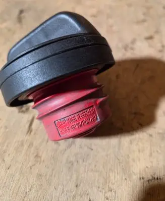 Volvo V70 Fuel tank filler cap PA66GF30