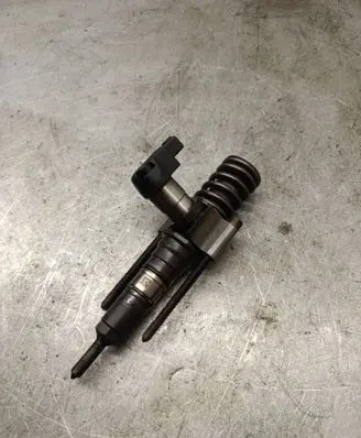 Volkswagen PASSAT B6 Fuel injector 03G130073T