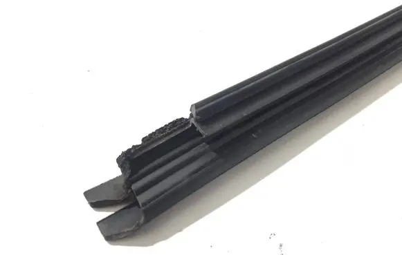 Toyota Avensis T270 Rubber seal rear door window/glass 