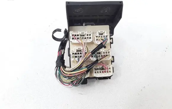 Toyota Avensis T250 Fuse module 8273405030