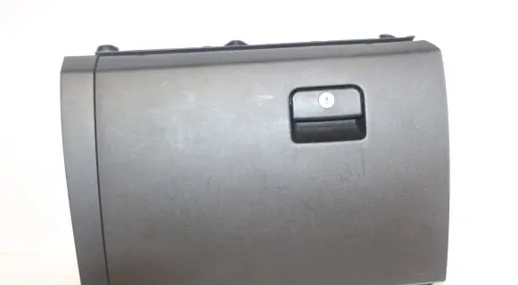 Mitsubishi Pajero Glove box