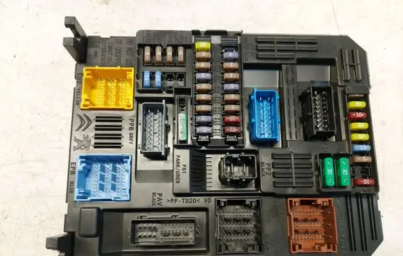 Opel Mokka B Comfort/convenience module 9832881080