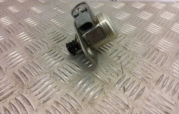 BMW X3 F25 Fuel injection high pressure pump 7584461 0261520148