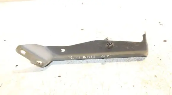 Nissan X-Trail T32 Fender mounting bracket