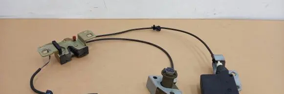 Jaguar XK8 - XKR Tailgate/trunk/boot lock/catch/latch F43200AE 93BB 98D15