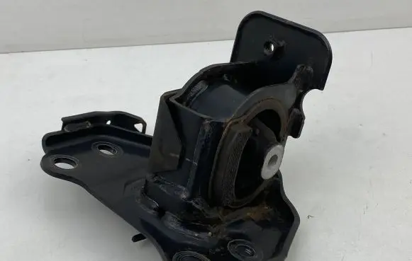 Toyota RAV 4 (XA40) Engine mount bracket