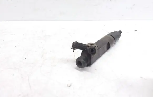 Audi A6 S6 C4 4A Fuel injector 046130201E