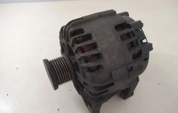 Opel Vivaro Generator/alternator 8200404459F