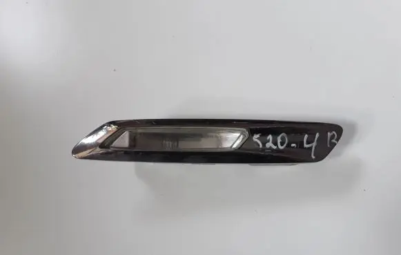 Front fender indicator light
