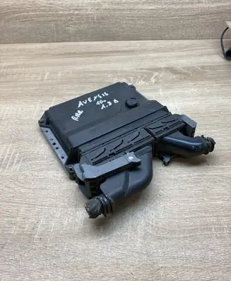 Toyota Avensis T270 Engine control unit/module ECU 8966105D81 MB2754001141
