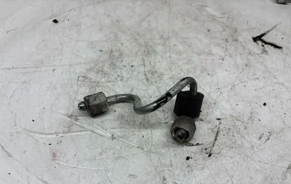 Volkswagen Tiguan Fuel injector supply line/pipe 