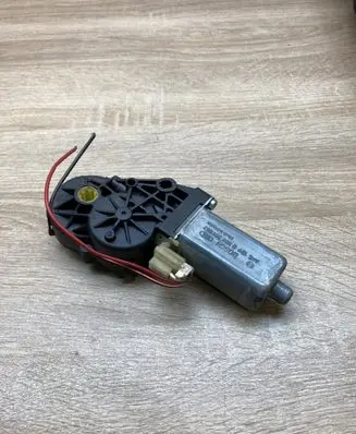 Nissan Pathfinder R51 Seat adjustment motor 0390201962