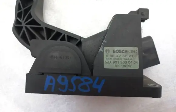 Mercedes-Benz Sprinter W901 W902 W903 W904 Accelerator throttle pedal A9013000404