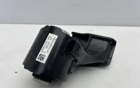 Engine mount vacuum valve