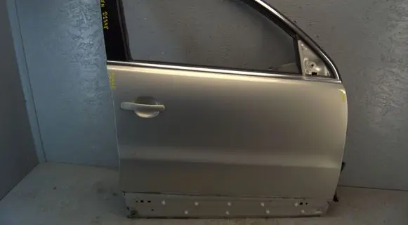 Volkswagen Tiguan Front door