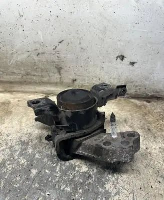 Toyota Verso Engine mount bracket