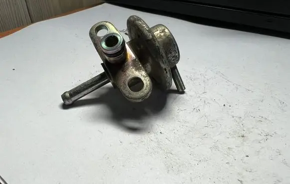 Toyota Carina T190 Fuel pressure regulator 2328016120