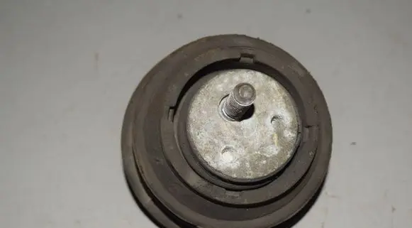 BMW 5 E39 Engine mount bracket
