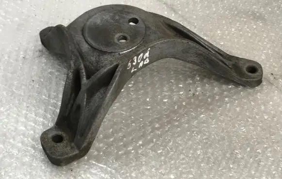 BMW 5 E39 Engine mounting bracket 1096080