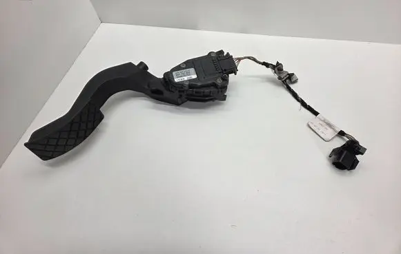 Accelerator throttle pedal