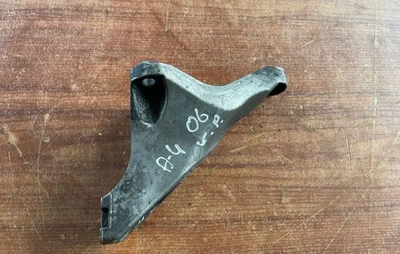 Audi A4 S4 B7 8E 8H Engine mounting bracket 8E0199307S