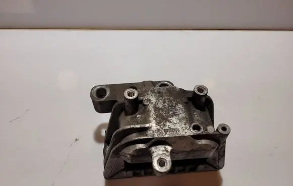 Volkswagen PASSAT B7 Engine mount bracket 1K0199362