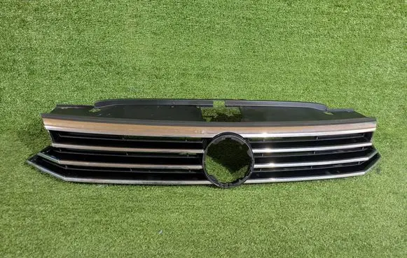 Volkswagen PASSAT B8 Front bumper upper radiator grill 3G0853653D
